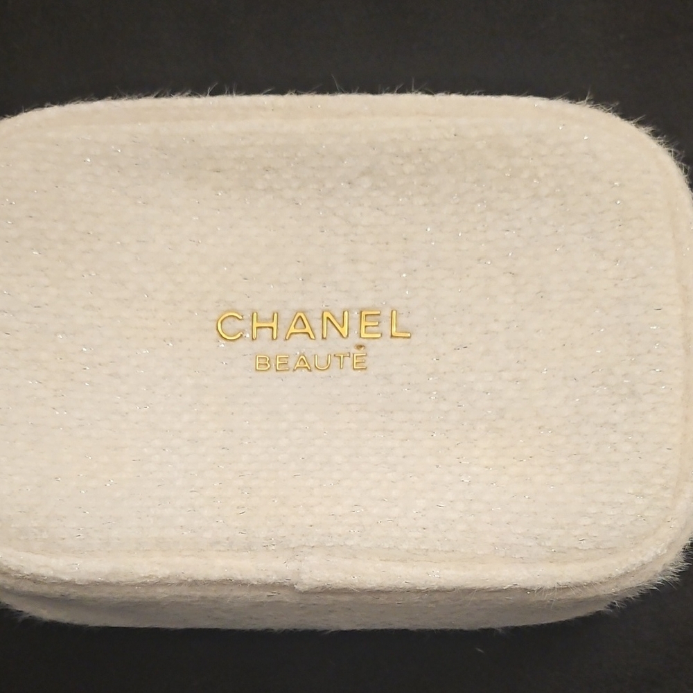 Chanel Beauté Textured Cream Pouch